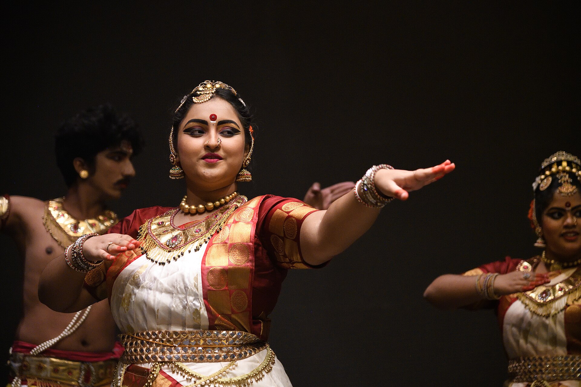 A Perini Sivatandavam dancer mid-performance